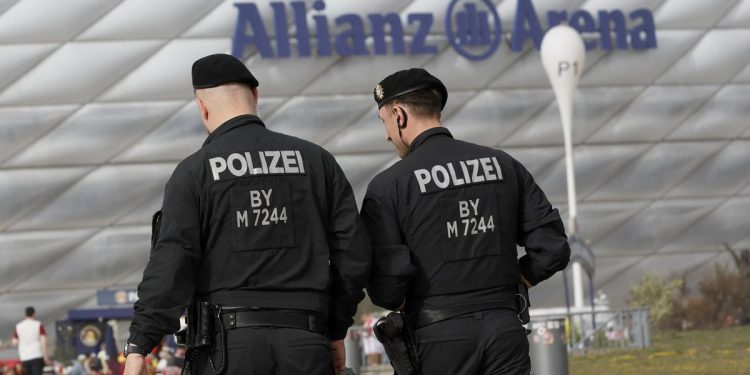 Policía desplegada previo a la Eurocopa 2024. // Foto: QuePasaMedia.