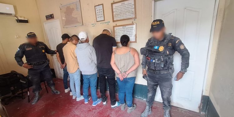 Detienen a banda de presuntos asaltantes y tumbadores de drogas en jurisdicción de Cobán, Alta Verapaz