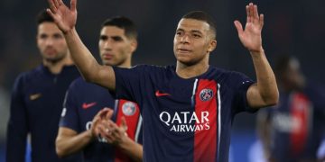 Mbappé se despide del Parque de los Príncipes con cariño de la grada