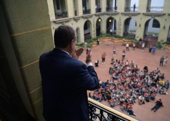 El emotivo encuentro de Arévalo con estudiantes: “Y recuerden que este presidente los quiere mucho”