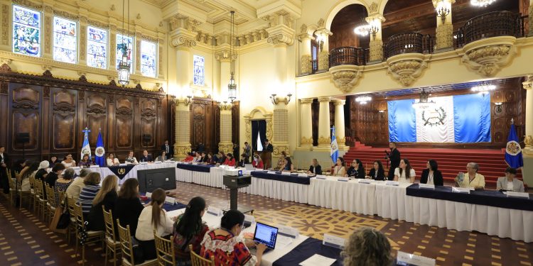 Vicepresidenta participa en la primera reunión sobre paridad en los poderes del Estado