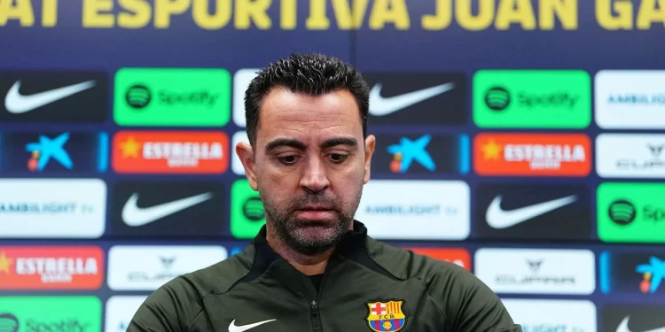 Xavi Hernández podría quedar al margen del Barcelona para la próxima temporada