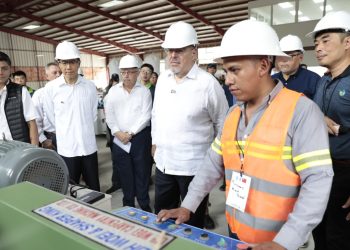 Presidente Arévalo conoce el proceso y aplicaciones del bambú. / Foto: Noé Pérez.