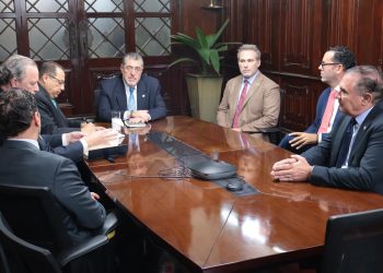 El presidente Arévalo recibió al embajador de República Dominicana, con quien conversó sobre proyectos para potenciar la industria hotelera. / Foto: Gobierno de la República.