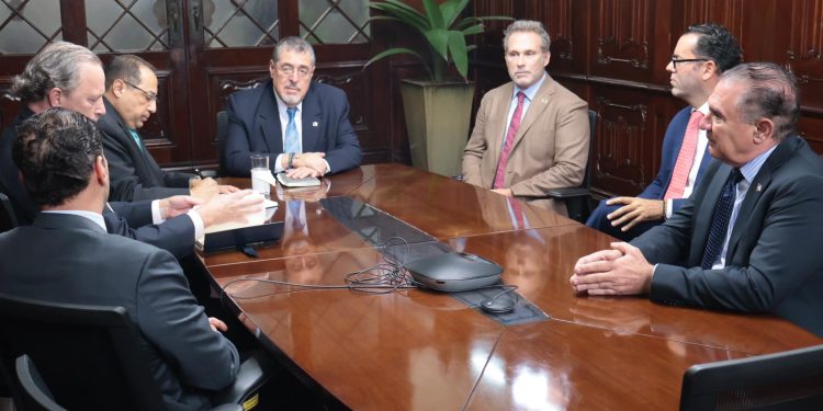 El presidente Arévalo recibió al embajador de República Dominicana, con quien conversó sobre proyectos para potenciar la industria hotelera. / Foto: Gobierno de la República.