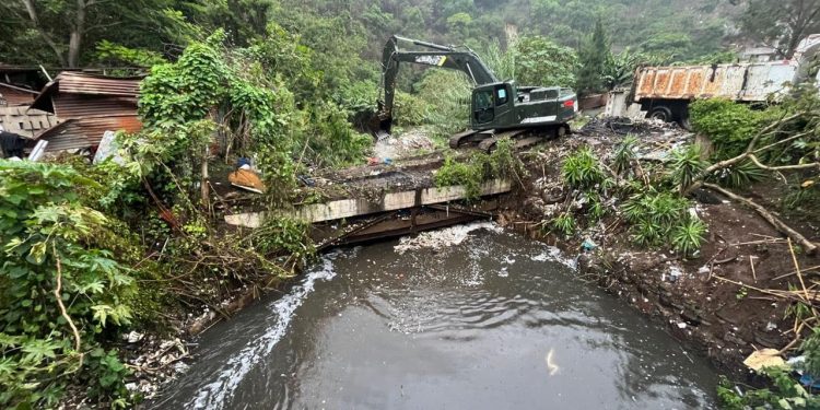Avanza limpieza y remoción de desechos en el río Guacalate, municipio de Pastores, Sacatepéquez