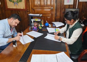 Firman convenios para impulsar el desarrollo en San Manuel Chaparrón