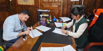 Firman convenios para impulsar el desarrollo en San Manuel Chaparrón