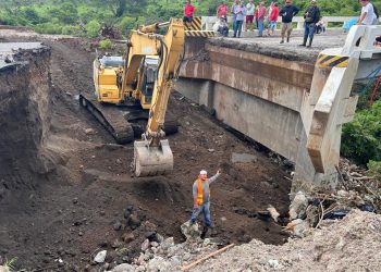 Retiran furgón varado en el puente El Colorado frontera con El Salvador