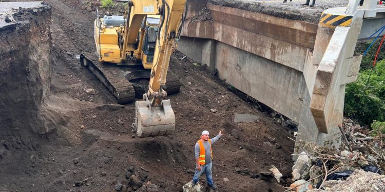 Retiran furgón varado en el puente El Colorado frontera con El Salvador