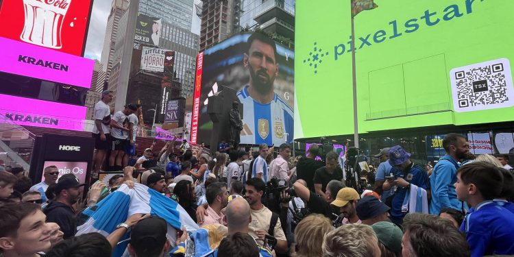 Copa América 2024: Argentinos toman Times Square para el banderazo