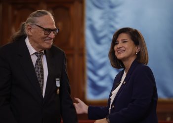 Armando Cáceres manifestó su gratitud por el reconocimiento a nivel nacional y continental, subrayando su compromiso continuo con la mejora de los sistemas de salud.