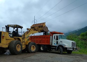 El CIV moviliza maquinaria y camiones para solventar el problema por socavamiento en el puente El Colorado.