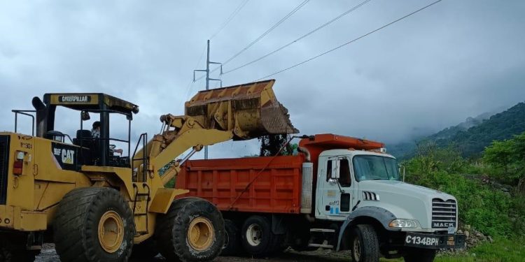 El CIV moviliza maquinaria y camiones para solventar el problema por socavamiento en el puente El Colorado.
