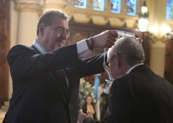 El presidente Bernardo Arévalo impone la medalla a uno de los maestros galardonado con la Orden Francisco Marroquín.