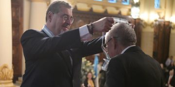 El presidente Bernardo Arévalo impone la medalla a uno de los maestros galardonado con la Orden Francisco Marroquín.