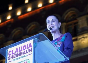 La virtual presidenta electa de México, Claudia Sheinbaum, se dirige a miles de mexicanos que se reunieron a celebrar en el Zócalo de la Ciudad de México.