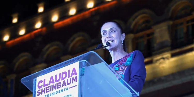 La virtual presidenta electa de México, Claudia Sheinbaum, se dirige a miles de mexicanos que se reunieron a celebrar en el Zócalo de la Ciudad de México.