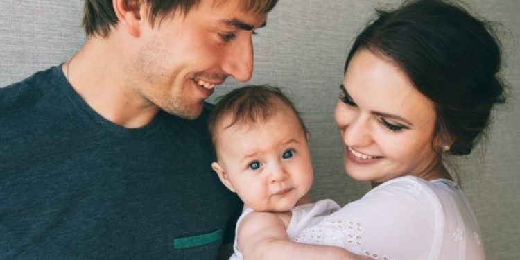 El padre contribuye sustancialmente a la formación de la microbiota intestinal del bebé durante el primer año de vida.