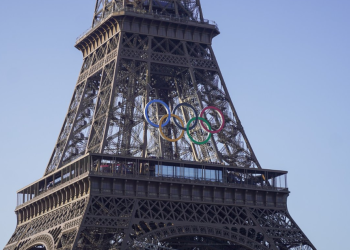 La Torre Eiffel se viste con los cinco aros olímpicos