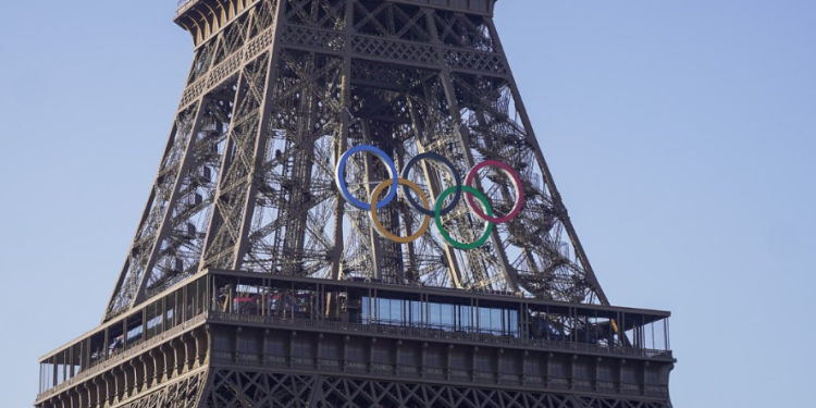 La Torre Eiffel se viste con los cinco aros olímpicos