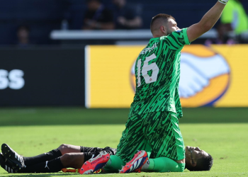 Copa América 2024: Árbitro guatemalteco se desmaya antes del descanso del partido entre Perú y Canadá