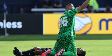 Copa América 2024: Árbitro guatemalteco se desmaya antes del descanso del partido entre Perú y Canadá