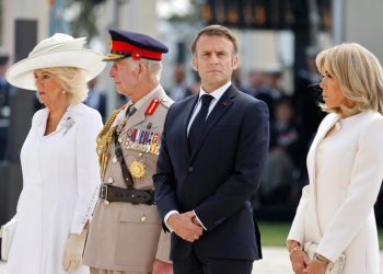 Carlos III y Emmanuel Macron durante conmemoración de Normandía. / Foto: Canal Doce Misiones.