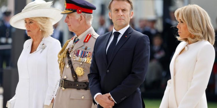 Carlos III y Emmanuel Macron durante conmemoración de Normandía. / Foto: Canal Doce Misiones.
