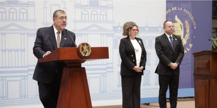 Presidente Bernardo Arévalo en conferencia de prensa.