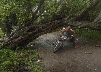 Suman 13 fallecidos y más de 2 mil 500 evacuados en El Salvador por fuertes lluvias
