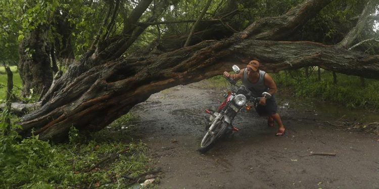 Suman 13 fallecidos y más de 2 mil 500 evacuados en El Salvador por fuertes lluvias