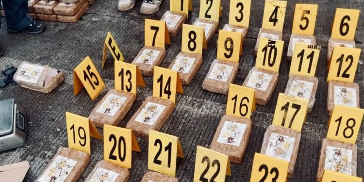 Agentes de la PNC descubren 150 kilos de cocaína en caleta de un tráiler, en Barberena, Santa Rosa.