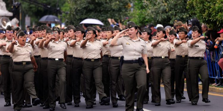 Colorido desfile de las diferentes brigadas del Ejército engalanó las calles en Guatemala este domingo