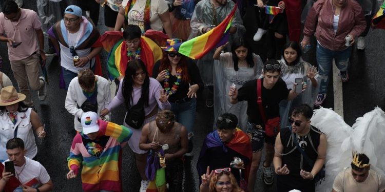 Unas 8 mil personas participaron en el desfile del orgullo en el Centro Histórico de la ciudad de Guatemala.