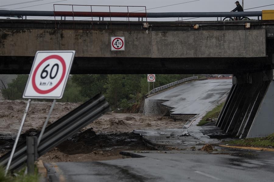 El desborde del río Santa Catarina destruyó parte de una avenida en Monterrey.
