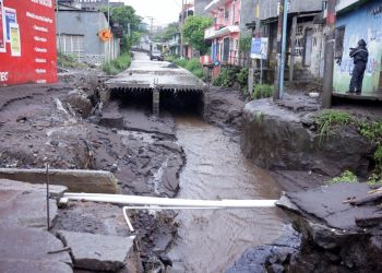 La lluvia pone en evidencia el alto costo de la corrupción en obra pública de Palín, Escuintla.