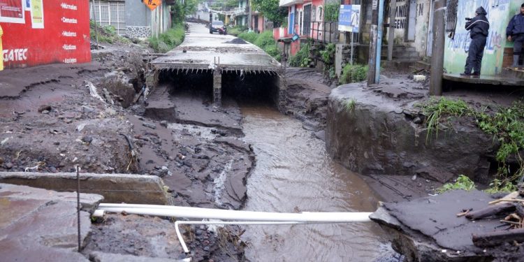 La lluvia pone en evidencia el alto costo de la corrupción en obra pública de Palín, Escuintla.