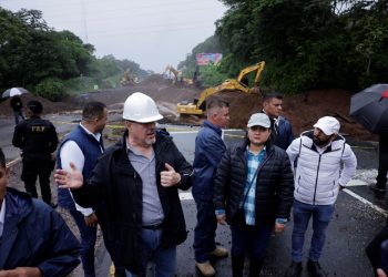 El presidente Bernardo Arévalo, durante supervisión de trabajos de reparación en el km 44 de la ruta principal entre Palín y Escuintla.