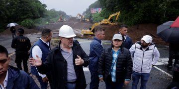 El presidente Bernardo Arévalo, durante supervisión de trabajos de reparación en el km 44 de la ruta principal entre Palín y Escuintla.