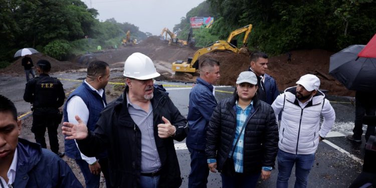 El presidente Bernardo Arévalo, durante supervisión de trabajos de reparación en el km 44 de la ruta principal entre Palín y Escuintla.