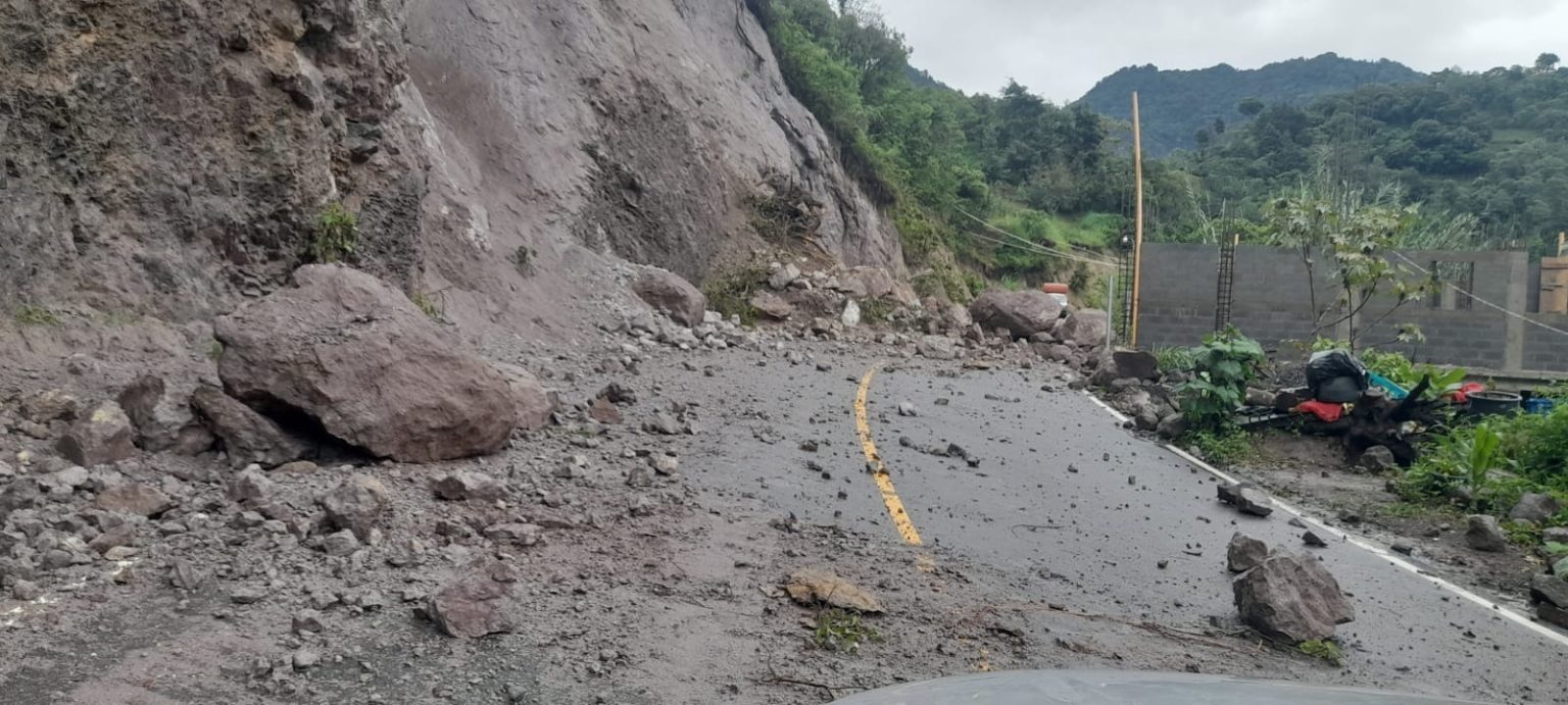 Las autoridades de Conred recomiendan informarse sobre la situación actual de las carreteras para evitar complicaciones de tránsito. / Foto: Conred.