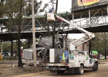 Habilitan paso por Periférico luego de retirar pasarela dañada en zona 7