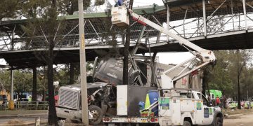 Habilitan paso por Periférico luego de retirar pasarela dañada en zona 7