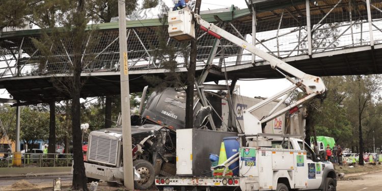 Habilitan paso por Periférico luego de retirar pasarela dañada en zona 7