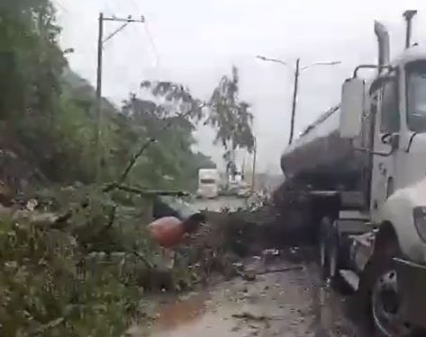 Derrumbe en km 34 Villa Nueva