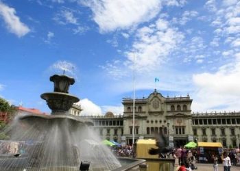 Cielo despejado y soleado por el día y posibilidad de lluvias por la tarde-noche, pronostica el Insivumeh.