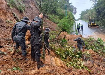 Soldados del Cuerpo de Ingenieros del Ejército retiran escombros en las carreteras afectadas por las lluvias y derrumbes. / Foto: Mindef.
