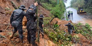 Soldados del Cuerpo de Ingenieros del Ejército retiran escombros en las carreteras afectadas por las lluvias y derrumbes. / Foto: Mindef.