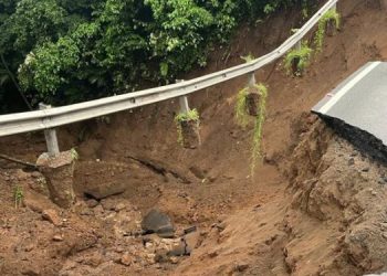 El CIV atiende emergencia por hundimiento en ruta Palín-Escuintla. / Foto: Gobernación de Escuintla.